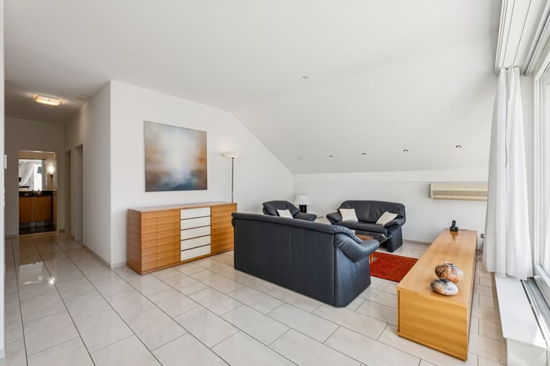 Der offene Wohnbereich bildet das zentrale Herzstück dieser Wohnung