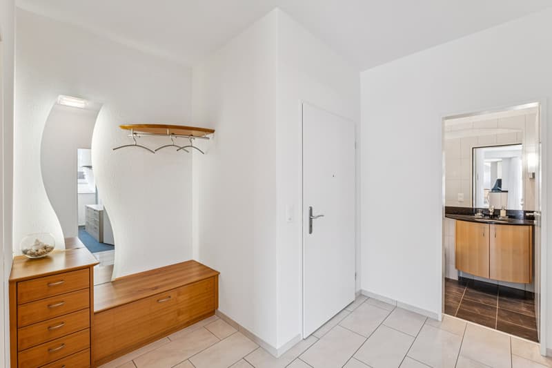 Das Wohngeschoss ist über das Treppenhaus oder dem Personenlift erschlossen. Beim Betreten der Wohnung werden Sie vom grosszügigen Entrée in Empfang genommen