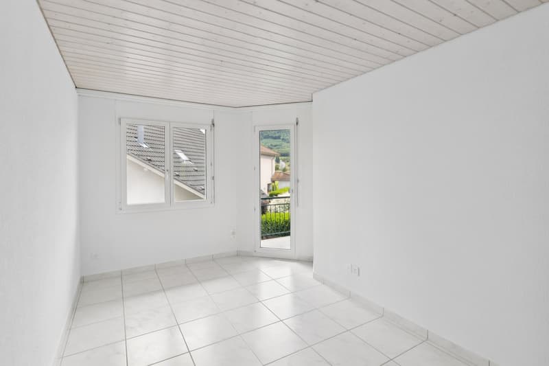 Weiteres Zimmer im Obergeschoss mit Zugang zum Balkon
