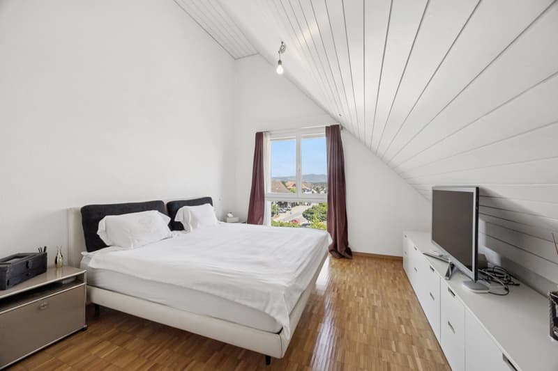 Gemütliches Schlafzimmer mit hellen Dachschrägen