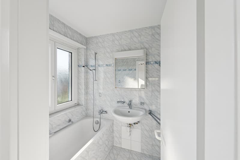 Das Bad mit halbhohem Fenster - rechts daneben ist separat die Toilette angeordnet