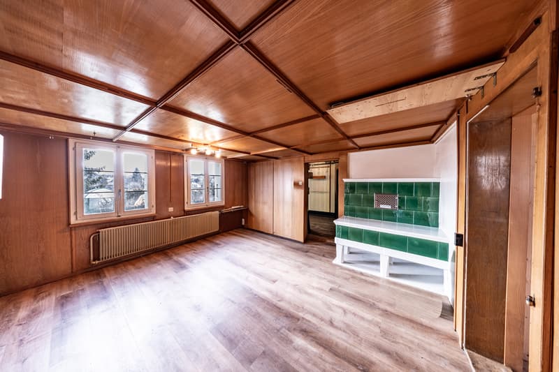 Gemütliches Wohnzimmer mit traditionellem Kachelofen