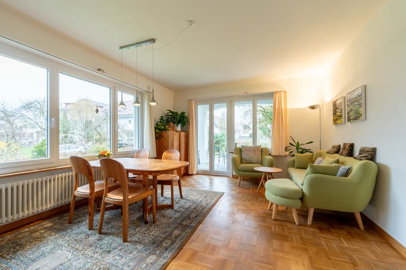 Gemütlicher Wohn- und Essbereich mit Ausgang zum Gartensitzplatz, Erdgeschoss
