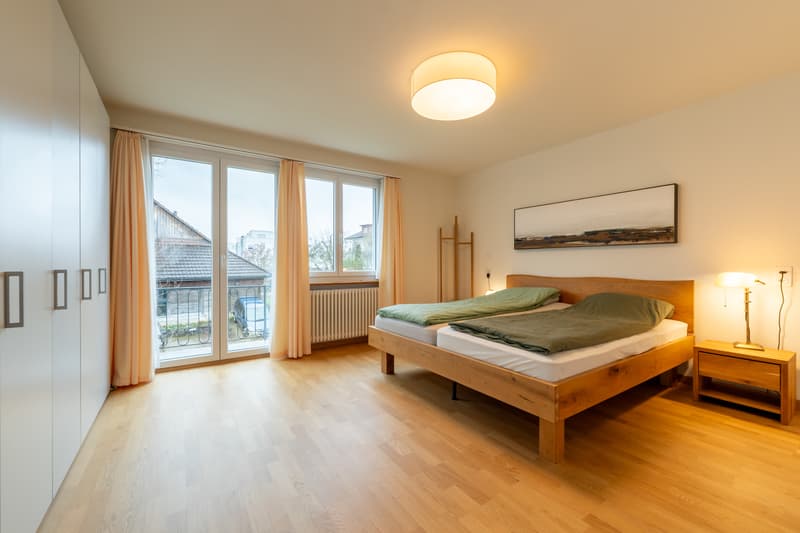 Zimmer 1 mit Zugang zum Balkon und Badezimmer, Obergeschoss