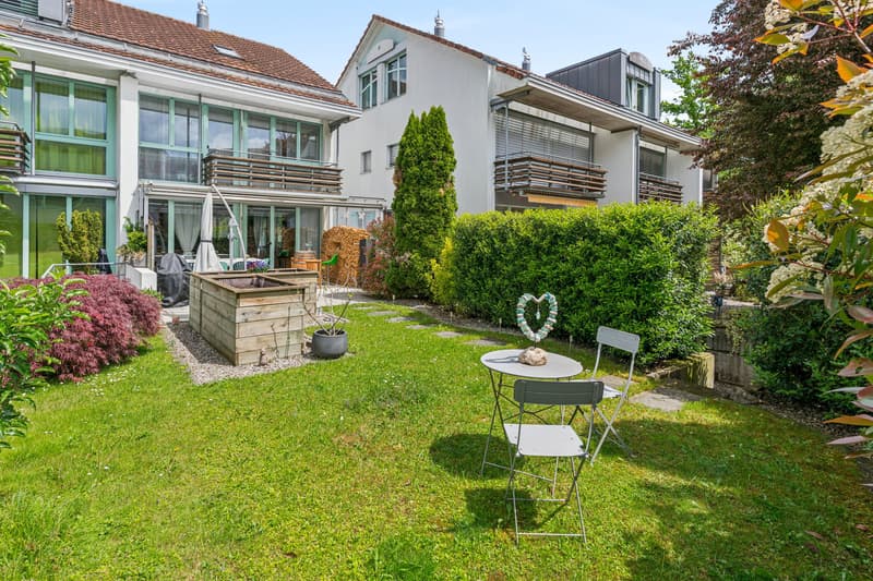 Sonnenverwöhnter Garten mit Platz zum Geniessen