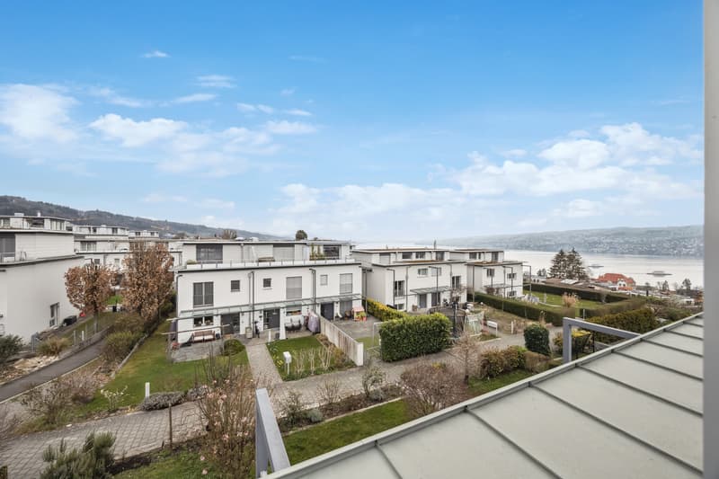 Weitsicht über dem Zürichsee bis zur Stadt Zürich