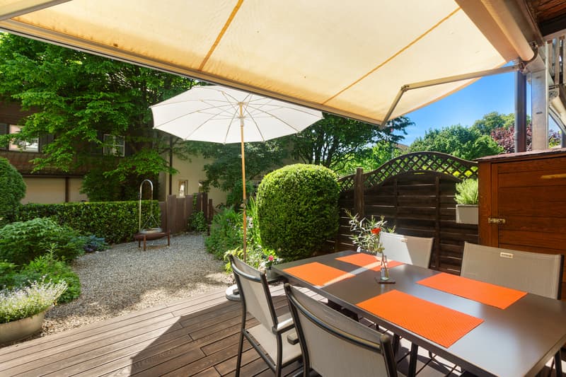 Gepflegter Garten mit Sitzplatz