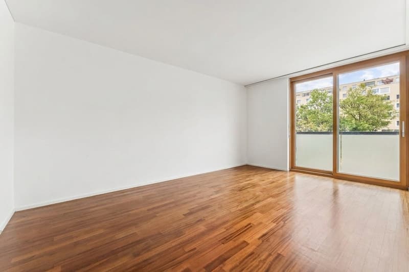 Eines der zwei identischen Zimmer mit Zugang zum Balkon - vielseitig nutzbar als Schlafzimmer, Büro oder kreativer Rückzugsort.