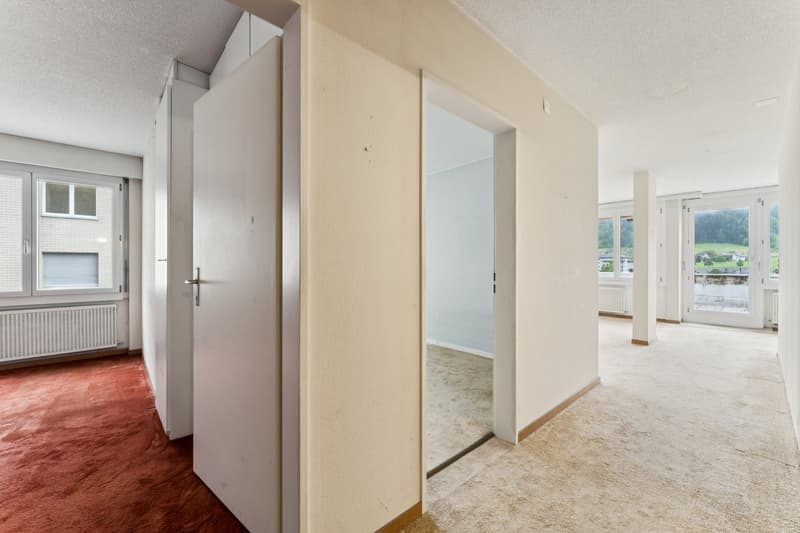 der Korridor - links die Zimmer, rechts Bad und WC