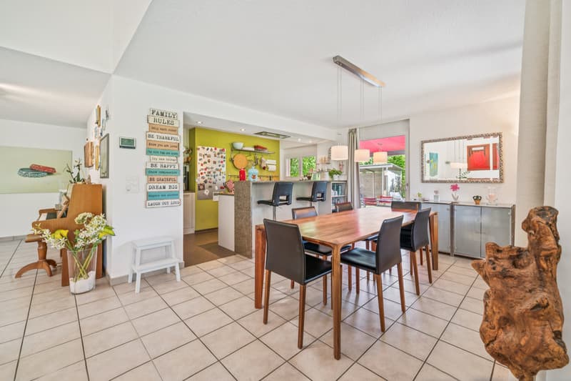 Moderne offene Küche mit Trese / Bar aus Sicht vom Esszimmer