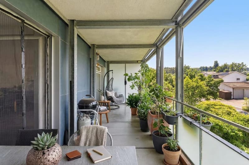 Überdachter Balkon mit schöner Weitsicht