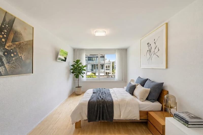 Zimmer mit elektrisch bedienbarem Fenster