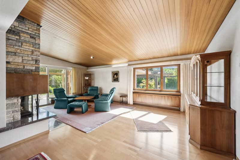 Offener Blick vom Essbereich ins Wohnzimmer mit Anschluss zum Wintergarten
