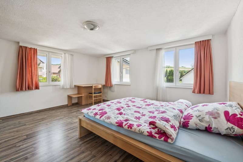 Schlafzimmer mit viel Licht