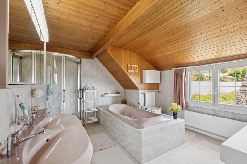 Grosszügiges Badezimmer im OG