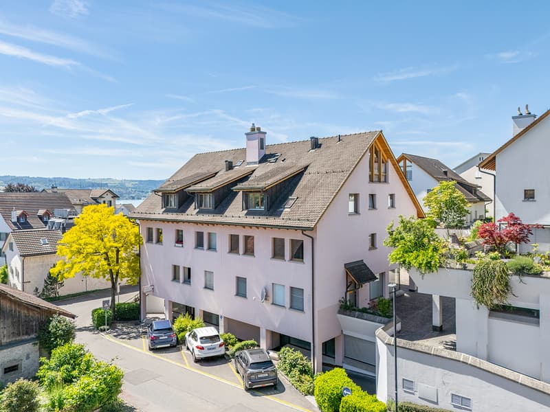 Aussenansicht auf das gesamte Haus, in welcher sich im Erdgeschoss die Ladenfläche befindet