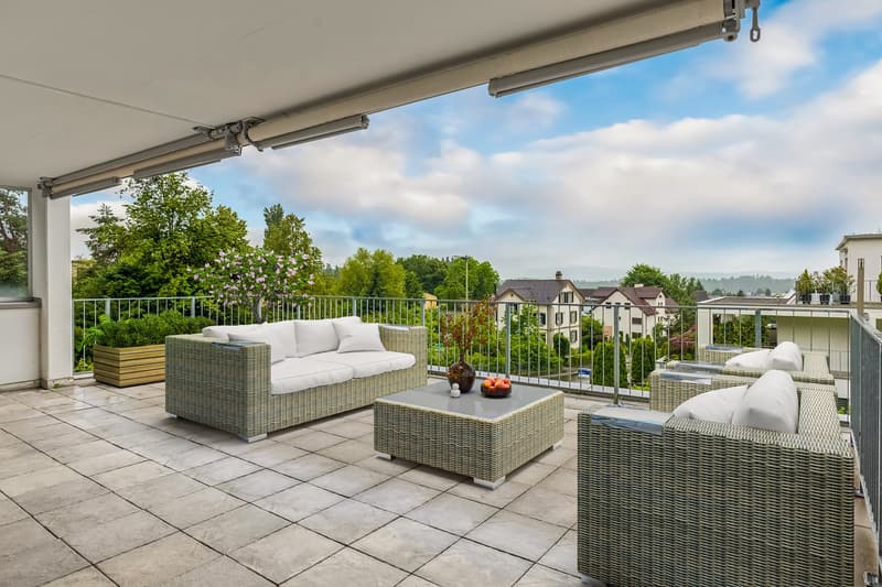 Grosser gemütlicher Balkon mit Westausrichtung