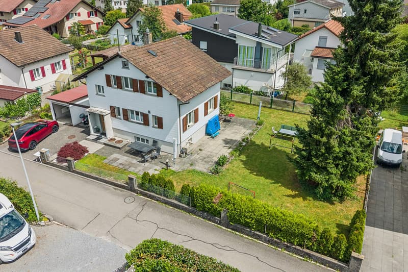 Garage und zwei Aussenparkplätze