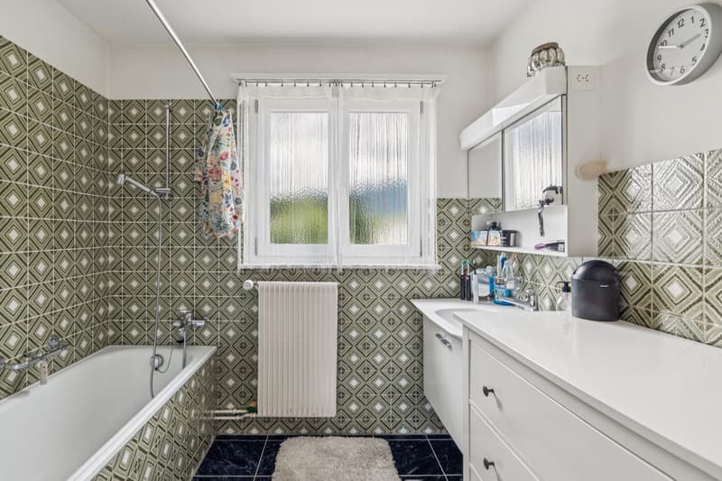 Badezimmer mit Badewanne und Lavabo, Obergeschoss