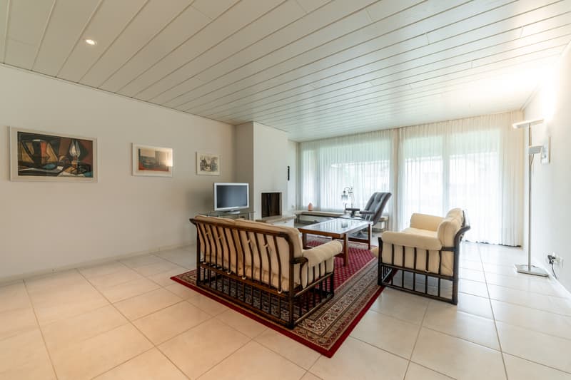 Wohnzimmer mit Zugang zum Sitzplatz und Garten