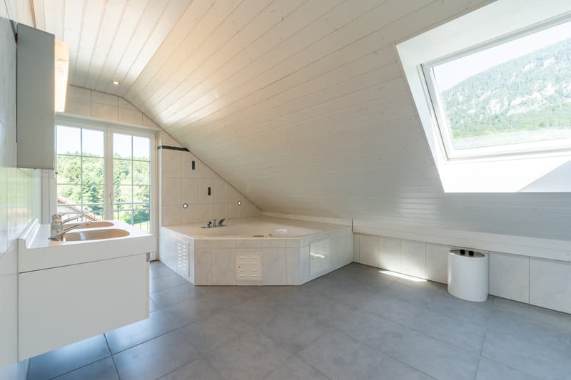 Badezimmer mit Eckbadewanne, Doppellavabo, WC und Wäscheabwurf, Dachgeschoss