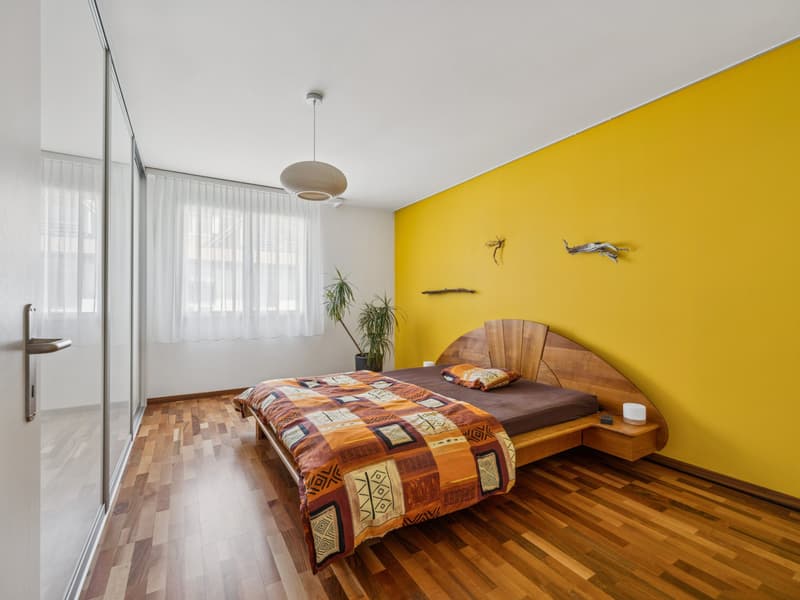 Grosszügiges Schlafzimmer mit Laminatboden