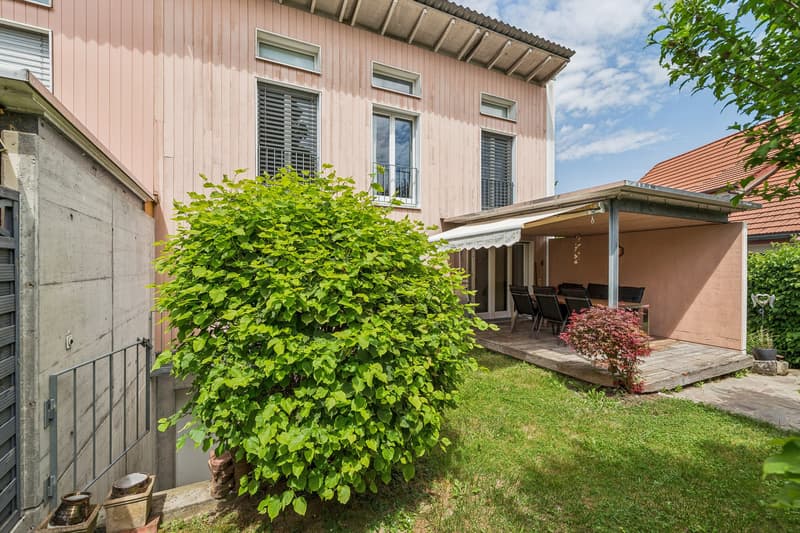 Gartenansicht mit Holzfassade