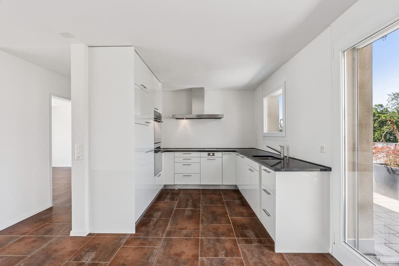 Moderne, elegante, lichtdurchflutete Wohnküche mit hochwertigem Ausbau.