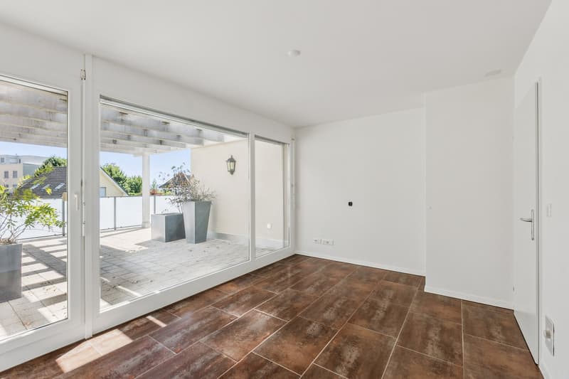 Helles, freundliches Zimmer mit direktem Terrassenzugang.