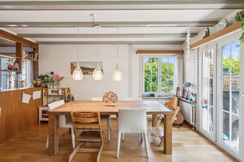 Viele Fenster im Esszimmer sorgen für ein angenehmes Wohnklima