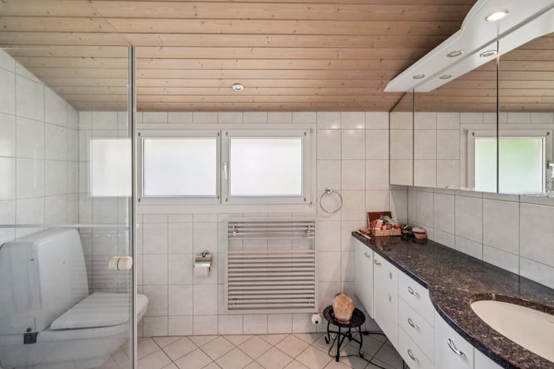 Grosszügiges Familienbadezimmer mit zwei Lavabos, Dusche und WC
