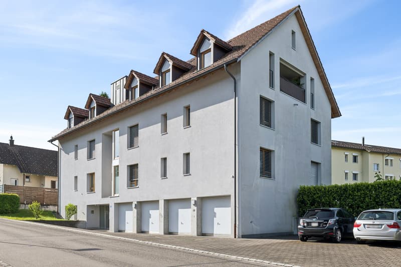 Aussenansicht der Liegenschaft mit Eingangsbereich