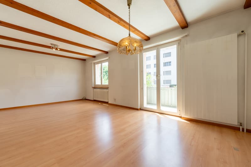 Wohnzimmer mit Zugang zum Balkon