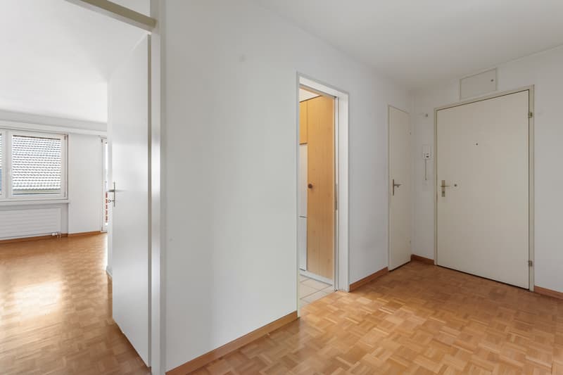 Korridor mit Blick in den Wohnraum