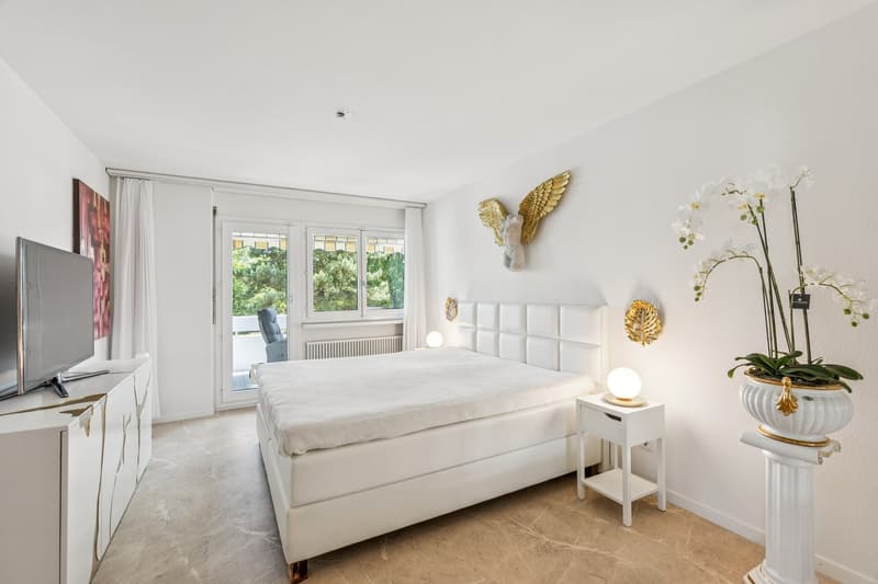 Grosses Schlafzimmer mit direktem Zugang zum Balkon.