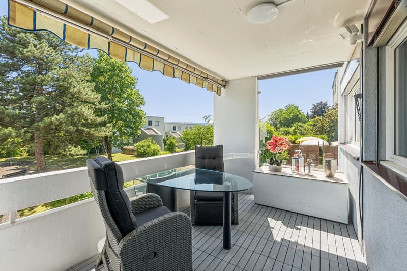 Sonniger, gemütlicher, ruhiger Balkon.