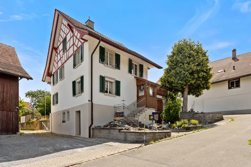 Aussenansicht mit sichtbarer Riegelbauweise