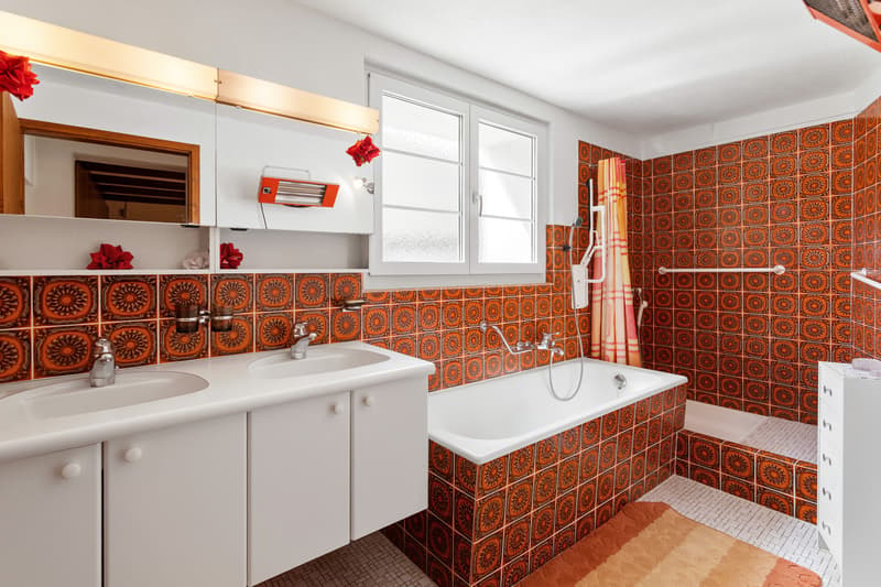 Badezimmer mit Badewanne und Dusche