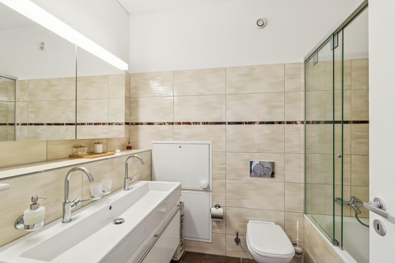 Modernes, gepflegtes, komfortables Badezimmer mit Badewanne