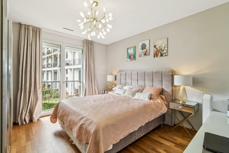 Stilvolles, ruhiges, lichtdurchflutetes Schlafzimmer mit eleganter Atmosphäre