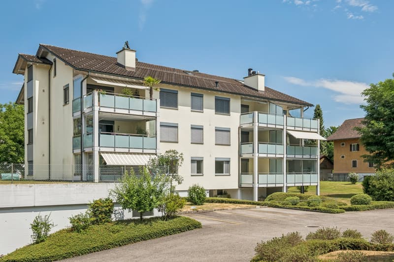 Das gepflegte Gebäude ist von viel Grün umgeben und bietet Gästen praktische Parkmöglichkeiten in unmittelbarer Nähe