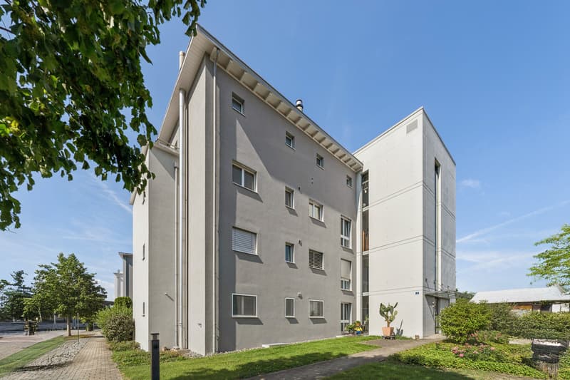 Der Blick aus nördlicher Richtung auf den Hauseingang vermittelt einen attraktiven Eindruck der gepflegten Liegenschaft und des einladenden Eingangsbereichs