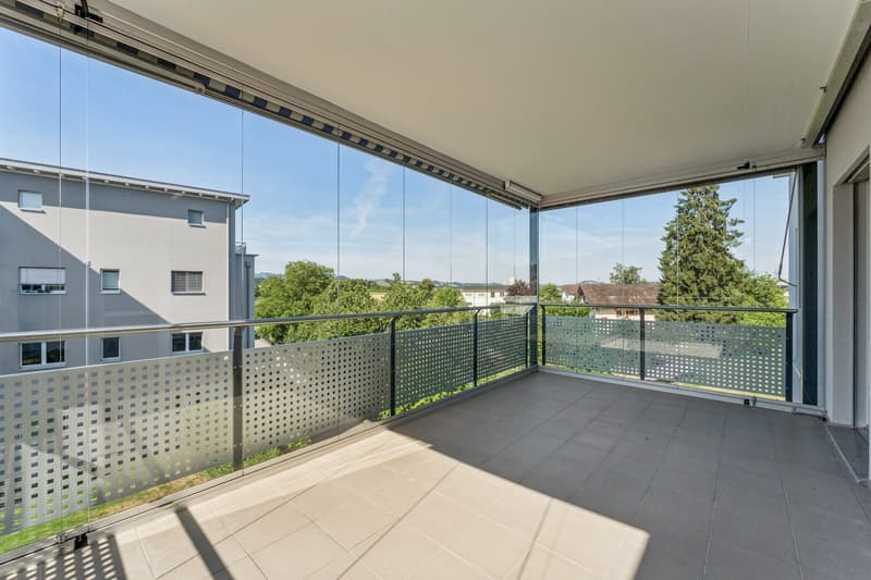 Der grosszügige Balkon mit attraktiver Südwest-Ausrichtung bietet viel Sonne bis in die Abendstunden und eine wunderschöne Weitsicht