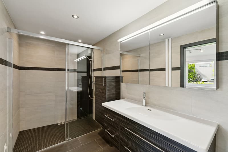Moderns en-suite-Badezimmer mit begehbarer Dusche