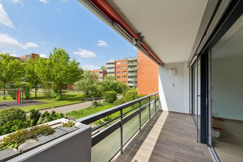 Gedeckter Balkon mit Blick in den Innenhof