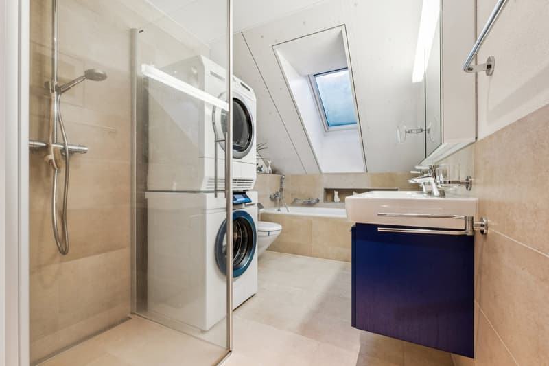 Das Badezimmer verfügt über eine Dusche und eine Badewanne. Der Waschturm kann alternativ auch im Keller angeschlossen werden