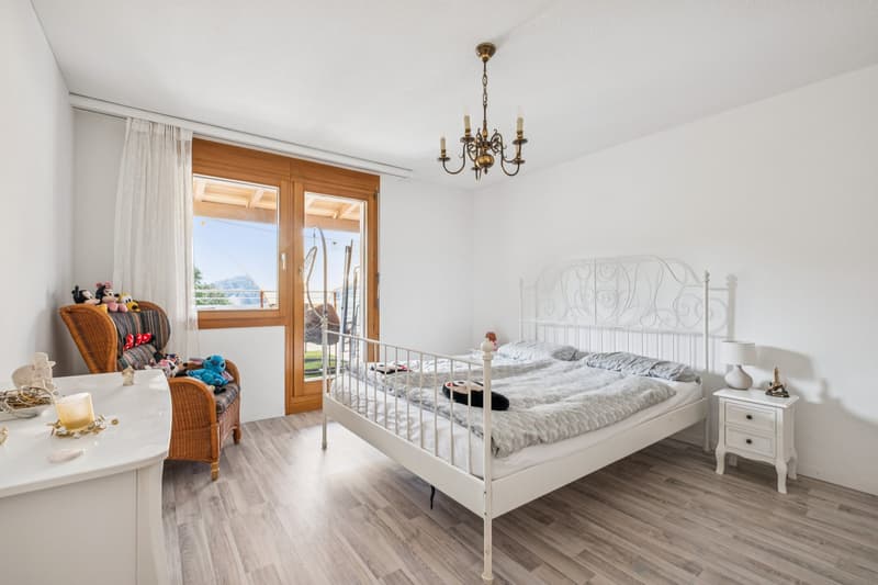 Helles Schlafzimmer mit direktem Zugang zum Aussenraum