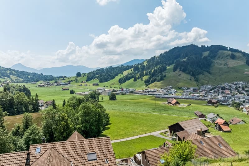 Weitsicht über Wiesen, Hügel und die Rothenthurmer Berglandschaft