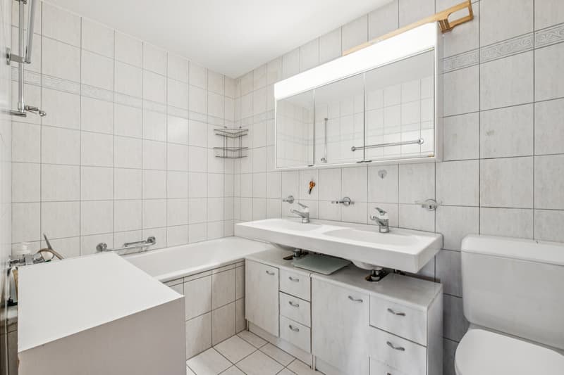 Alles an seinem Platz: Bad mit Badewanne, Doppellavabo und Stauraum