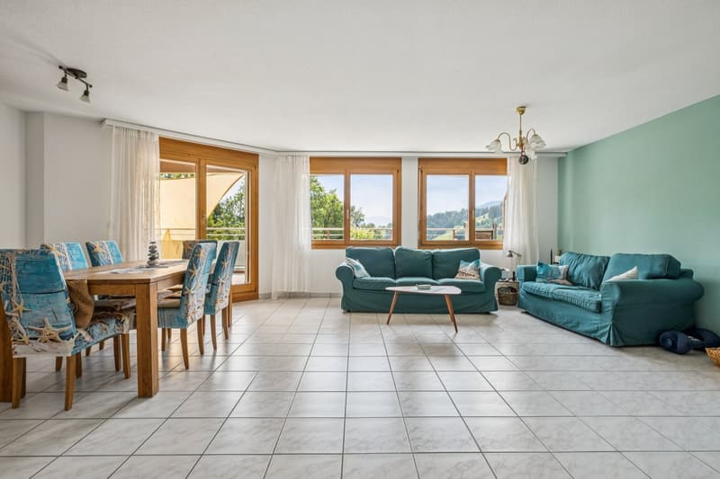 Grosse Fensterflächen und Terrassenzugang verbinden Innen und Aussen
